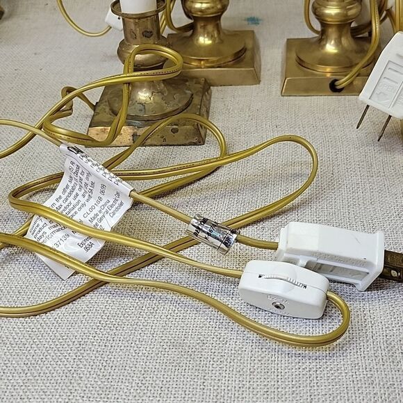 LOT OF 4 ELECTIC BRASS BASE 7” CANDELSTICKS WITH SWITCH AND BULBS. Set 2 - Picture 6 of 8